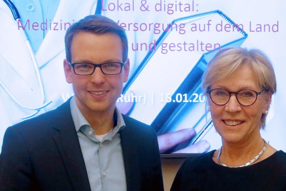 Prokurist Marcel Frischkorn von der Wirtschaftsförderung des Kreises Soest und Wirtschaftsförderin Ruth Hornkamp von der örtlichen Gemeindeverwaltung FOTO: DAVID ADRIAN / GEMEINDE WICKEDE (RUHR)