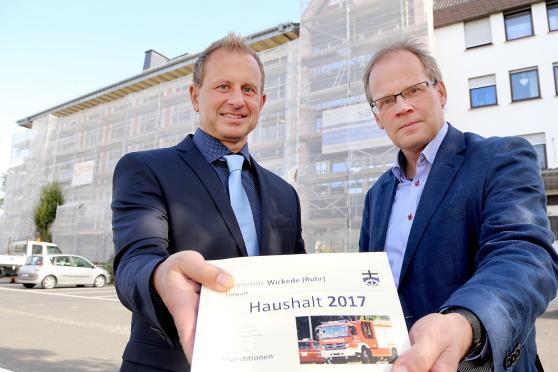 Zwei Sanierungsfälle: die Finanzen des kommunalen Haushaltes und die Fassade des Rathauses im rückwärtigen Bereich. – Präsentiert wurde der Entwurf der Haushaltsatzung von Kämmerer Christian Wiese (links) und Bürgermeister Dr. Martin Michalzik (CDU) am heutigen Donnerstag (29. September 2016) vor Vertretern der örtlichen Presse. FOTO: ANDREAS DUNKER