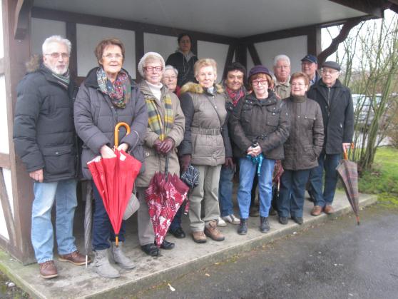 Die Wandergruppe des Heimatvereins auf ihrem Weg zur Mendener Kreuztracht. Rechts: Wanderwart Alfred Dickmann. FOTO: HEIMATVEREIN