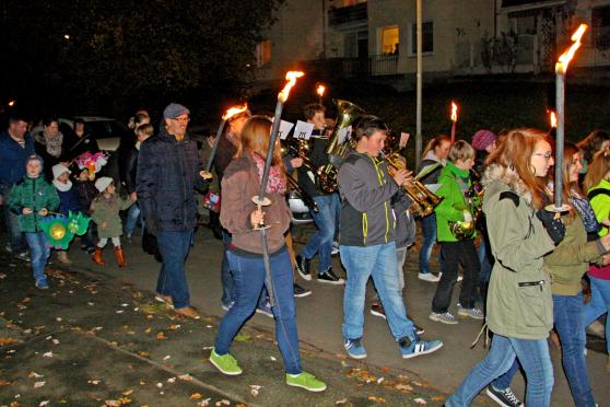 Fackelumzug mit junge Mitglieder des Musikzuges der Freiwilligen Feuerwehr in Wiehagen FOTO: CARSTEN HEINE