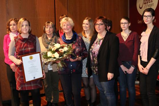 Maria Helmig und ihre Helferinnen erhalten Ehrenplakette der Gemeinde Wickede (Ruhr) FOTO: ANDREAS DUNKER