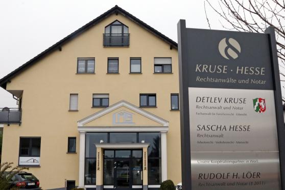 Rechtsanwalt Sascha Hesse verlässt die Räumlichkeiten an der Nordstraße FOTO: ANDREAS DUNKER