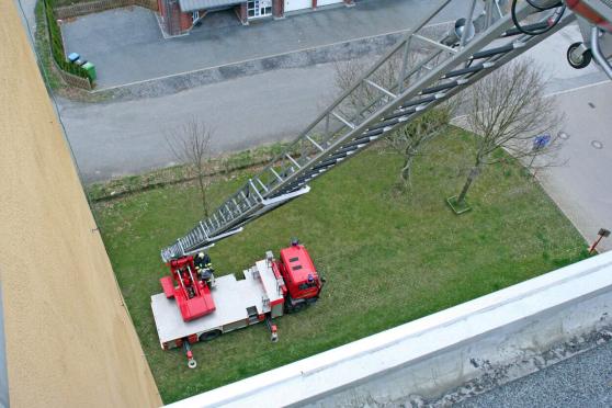 Die alte Drehleiter bei einer Übung am Wickeder "Hochhaus" ARCHIVFOTO: FEUERWEHR
