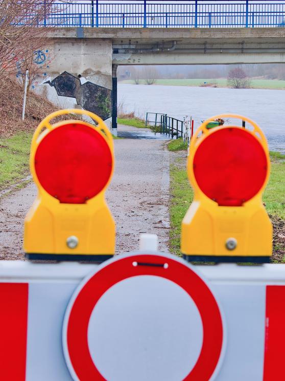 Das Wasser des Flusses schwappt beispielsweise an der Unterführung der Ruhr-Brücke bereits über den Weg. Der Ruhrtalradweg wurde von der Kommune an dieser Stelle bereits sicherheitshalber für den Durchgangsverkehr gesperrt. FOTO: ANDREAS DUNKER