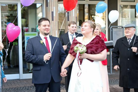 Gratulanten warten mit Herz-Luftballonen vor dem Rathaus in Wickede FOTO: CARINA WESTERWELLE