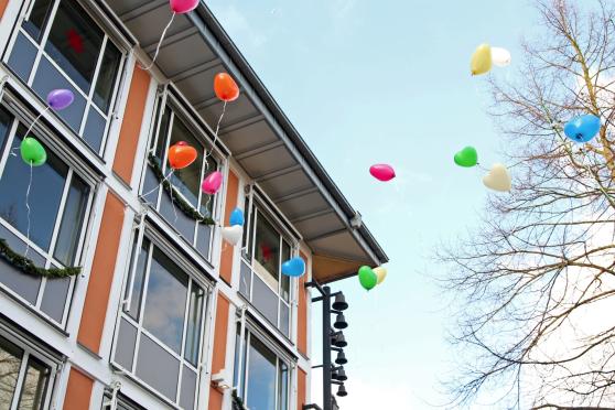 Herz-Luftballone mit guten Wünschen fliegen vor dem Rathaus in die Luft FOTO: CARINA WESTERWELLE