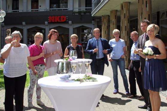 Bürgermeister Dr. Martin Michalzik und Mitarbeiter der Gemeinde Wickede (Ruhr) gratulierten dem frischgebackenen Ehepaar ebenfalls. FOTO: CARINA WESTERWELLE