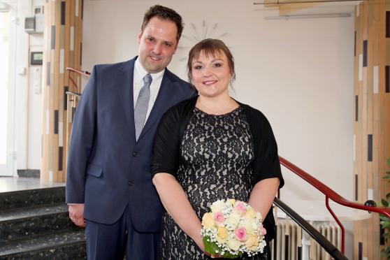Das Brautpaar Kirsten Potthoff und Sven BernitzkI im Rathaus in Wickede FOTO: CARINA WESTERWELLE