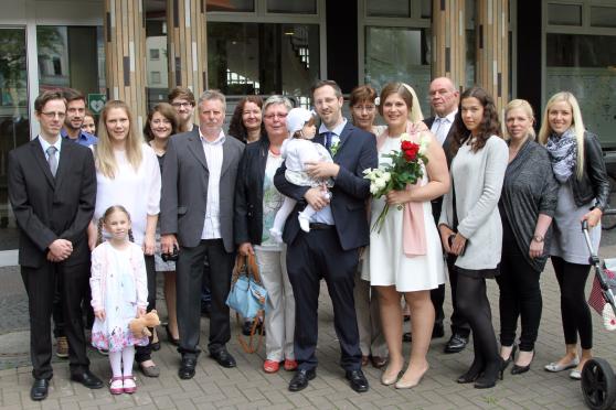 Die Hochzeitsgesellschaft vor dem Wickeder Rathaus FOTO: ANDREAS DUNKER