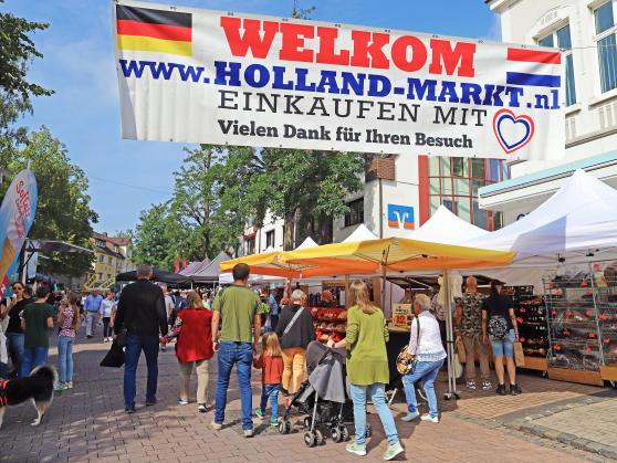 In der Einmündung der Kirchstraße in die Hauptstraße begrüßten die niederländischen Markthändler die Besucher mit diesem auffälligen Banner. FOTO: ANDREAS DUNKER
