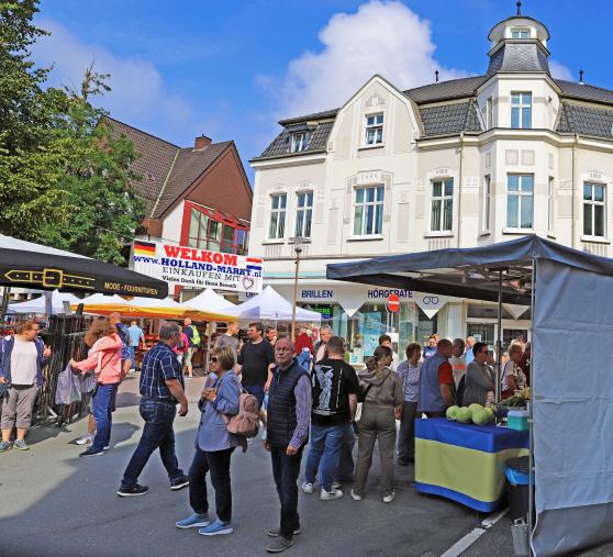 Neben der Kirchstraße gab es auch einige Marktstände auf der Hauptstraße. Hier vor der schönen Kulisse des historischen Hauses Bremme. FOTO: ANDREAS DUNKER