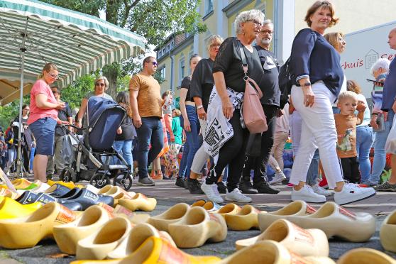 Die traditionellen „Klompen“ (Holzschuhe) gab es auch beim „Holland-Markt“ in der Wickeder Ortsmitte. FOTO: ANDREAS DUNKER