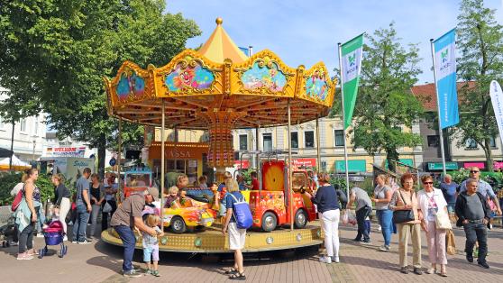 Die Wickeder Zahnarztpraxis Frigge und Dinstak sponserte ein Kinderkarussell, welches von Jungen und Mädchen gut frequentiert wurde. FOTO: ANDREAS DUNKER