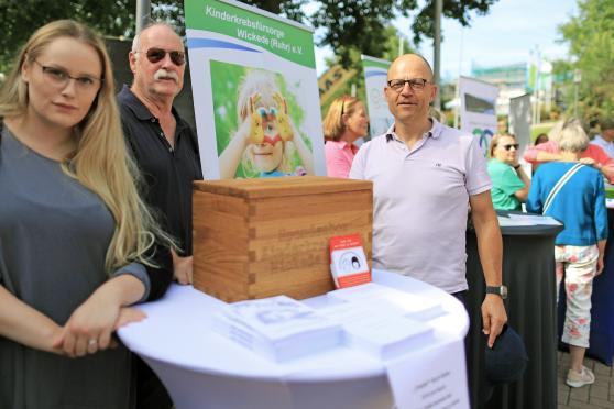 Auch die karitativen Vereine, die sich im Rahmen des „Lanfer-Festes“ mit Unterstützung der Gemeinde Wickede (Ruhr) präsentierten, profitierten von dem enormen Besucherandrang beim „Holland-Markt“. FOTO: ANDREAS DUNKER