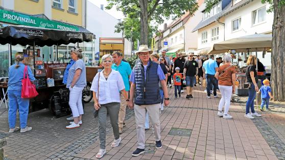Jung und Alt flanierten am Sonntag über den „Holland-Markt“ in der Wickeder Ortsmitte. FOTO: ANDREAS DUNKER