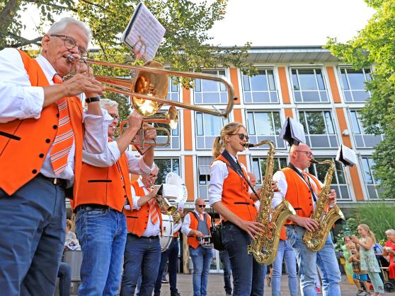 Die niederländische Marching-Band „Twents Fanfaren-Orkest“ sorgte während des „Holland-Markts“ in der Wickeder Ortsmitte für musikalische Unterhaltung. Unter anderem spielte das Blasorchester dabei auch „Tulpen aus Amsterdam“. FOTO: ANDREAS DUNKER