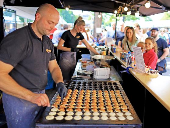 Geduldig warteten die Marktbesucher auf die Zubereitung der traditionellen „Poffertjes“, kleiner Pfannkuchen mit Butter und Puderzucker. FOTO: ANDREAS DUNKER