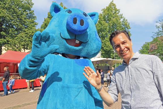 Die Volksbank war nicht nur mit diesem Maskottchen präsent, sondern sorgte auch mit dem Zirkus „Pompitz“ für die Unterhaltung der Kinder. Vorstandsmitglied Holger Georg Schwarz freute sich über das Sponsoring der Mendener Bank – zu der Wickede seit der kürzlichen Fusion nun gehört. FOTO: ANDREAS DUNKER
