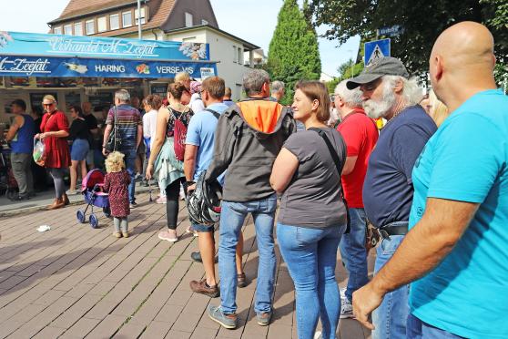 Für „Verse Vis“ aus Holland sowie Backfisch, Matjes und so weiter mussten die Käufer am Sonntag lange anstehen. FOTO: ANDREAS DUNKER