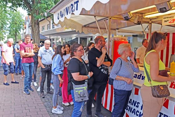 Für lukullische Spezialitäten wie „ Frietjes van Holland“, „Frikandel“ und so weiter mussten die Käufer am Sonntag lange am Imbisswagen aus den Niederlanden anstehen. FOTO: ANDREAS DUNKER