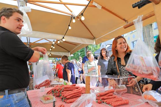 Bauernmettwurst bot dieser Marktschreier aus den Niederlanden feil. FOTO: ANDREAS DUNKER