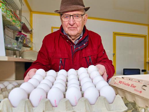 Der Landwirt Heinrich Luig vom Hühner-Hof in Wiehagen bietet auf dem Wickeder Wochenmarkt frische und gekochte Eier an. FOTO: ANDREAS DUNKER
