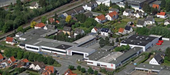 1972 siedelt das Unternehmen im Zuge der städtebaulichen Ortskernsanierung in Wickede an die Erlenstraße um. Im Juli 1992 wurden die neuen Betriebshallen für Lager und Montage sowie das neue Verwaltungsgebäude von der Wilhelm Humpert Metallwarenfabrik GmbH & Co. KG bezogen. LUFTAUFNAHME: ANDREAS DUNKER / NRW-IMAGE.DE