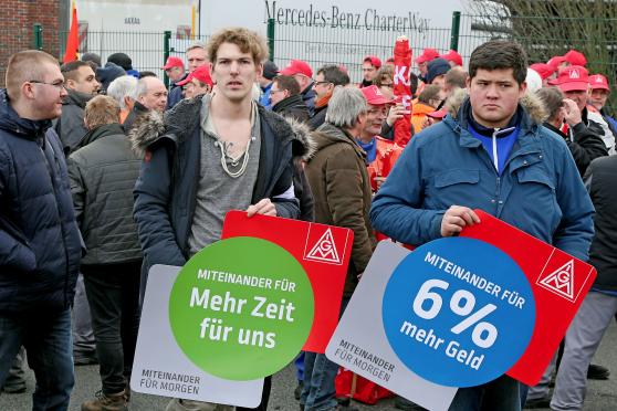 Warnstreik der Gewerkschaft IG Metall vor Wickeder Westfalenstahl FOTO: ANDREAS DUNKER