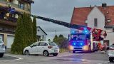 Feuerwehr dringt durch Kippfenster in Wohnung ein