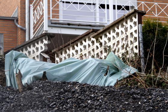 Eine zerstörte Mauer – das Grundstück oberhalb der Baustelle von Roland Bednara darf seit mehr als drei Monaten von den Besitzern aus Sicherheitsgründen nicht betreten werden. FOTO: CARINA WESTERWELLE