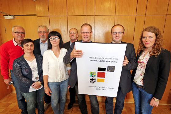 Erich Reineke, Grazyna Korczowska-Sonsala, Hermann Arndt, Brygida Urbanczyk, Rudolf Figura, die Bürgermeister Dr. Martin Michalzik und Marcin Wycislo sowie Magdalena Kinel (von links) FOTO: ANDREAS DUNKER