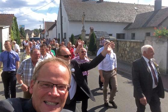 Wickedes Bürgermeister Dr. Martin Michalzik bei dem Erntedank-Umzug in Jemielnica FOTO: GEMEINDE WICKEDE (RUHR)