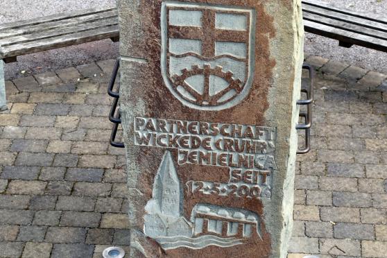 Stele zur Partnerschaft von Wickede (Ruhr) und Jemielnica in der Wickeder Ortsmitte ARCHIVFOTO: ANDREAS DUNKER
