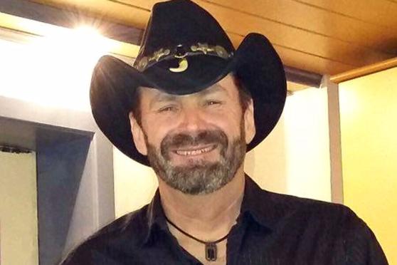 Johnny Blaine singt bei der 251. Country-Live-Session in dem Saloon von Gastwirt Rolf Gülde in der Ruhrgemeinde. FOTO: PRIVAT