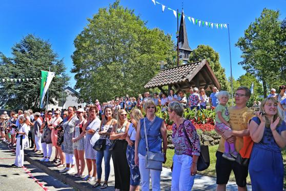 Viele Zuschauer verfolgten den Vorbeimarsch von Schützen und Musikern am Sonntagnachmittag am Dorfplatz an der Weststraße in Echthausen. FOTO: ANDREAS DUNKER