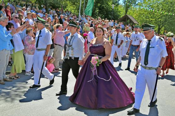 Das Königspaar Timo Eickenbusch und Tanja Sczesny sowie im Hintergrund Jungschützenkönig Niklas Kittling – begleitet von den Offizieren der St.-Vinzentius-Bruderschaft FOTO: ANDREAS DUNKER