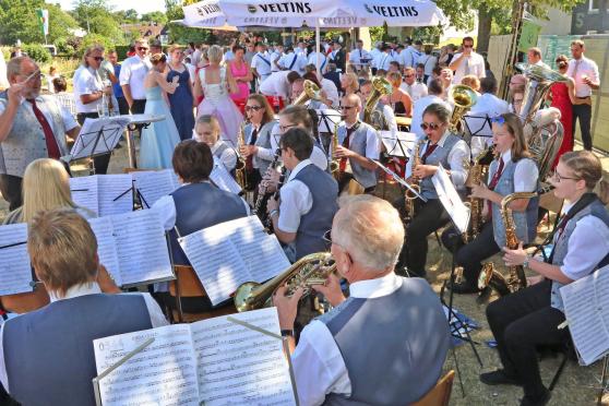 Der Musikverein Echthausen spielte auf "Raschen Wiese" beim Vogelschießen am Freitagabend auf. FOTO: ANDREAS DUNKER