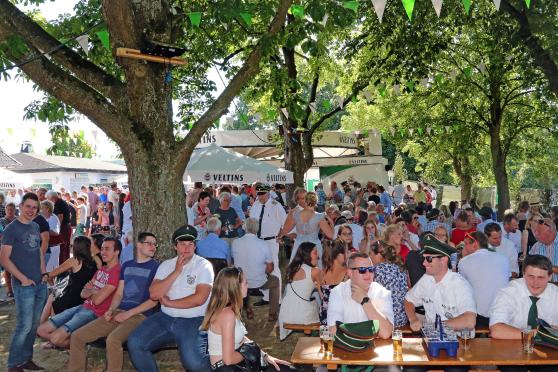 Die 90 Jahre alten Linden gegenüber der Gemeindehalle spendeten angenehmen Schatten bei dem sonnigen Sommerwetter. FOTO: ANDREAS DUNKER