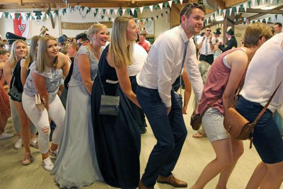 Beim "Indianer-Tanz" durch die Gemeindehalle FOTO: ANDREAS DUNKER