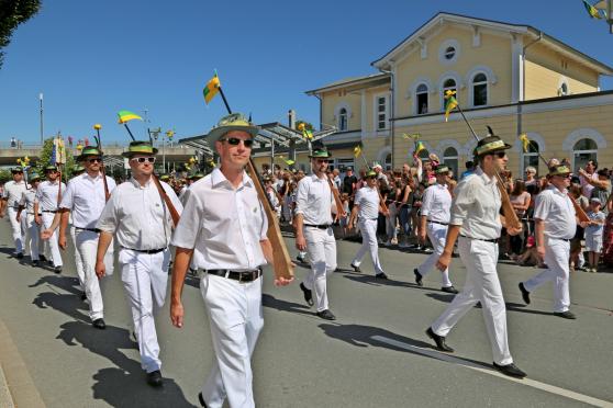 Vorbeimarsch einer Kompanie der Schützenbruderschaft St. Johannes Wickede und Wiehagen am Bahnhof FOTO: ANDREAS DUNKER
