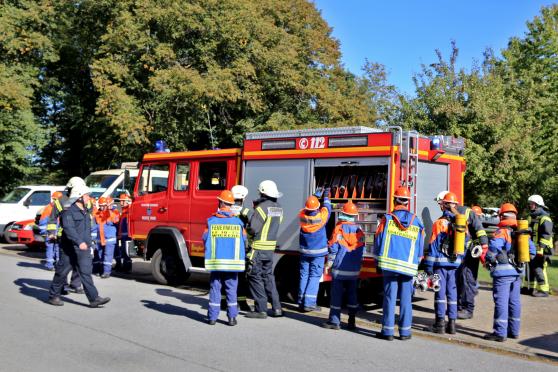 Die Jungen und Mädchen der Jugendfeuerwehren Echthausen, Wickede und Wimbern auf dem Gelände des ehemaligen Marien-Krankenhauses beim Übungseinsatz. FOTO: ANDREAS DUNKER