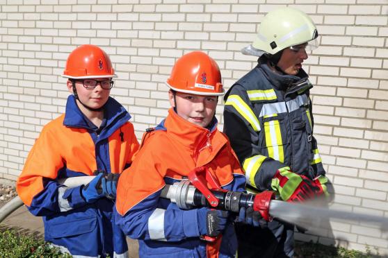 Jugendfeuerwehren-Kräfte am Strahlrohr mit ordentlich Druck auf dem Wasserschlauch FOTO: ANDREAS DUNKER
