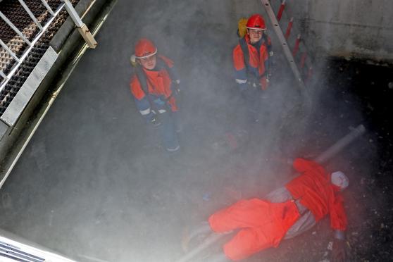 Simulierte Rettung einer Person aus dem verqualmten Kesselhaus in Wimbern. FOTO: FEUERWEHR