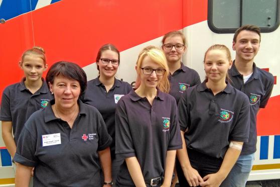 Mitglieder des Jugendrotkreuzes helfen ehrenamtlich bei der Blutspende und sind auch selbst aktive Spender. Vordere Reihe, von links: Blutspendebeauftragte Birgitt Hohoff-Koerdt, Denise Jolk und Vanessa Riehl. Hintere Reihe, von links: Lea-Sophie Stammschulte, Phyllis Krzysko, Lisa-Marie Stammschulte und Niklas Schwarz. FOTO: DRK