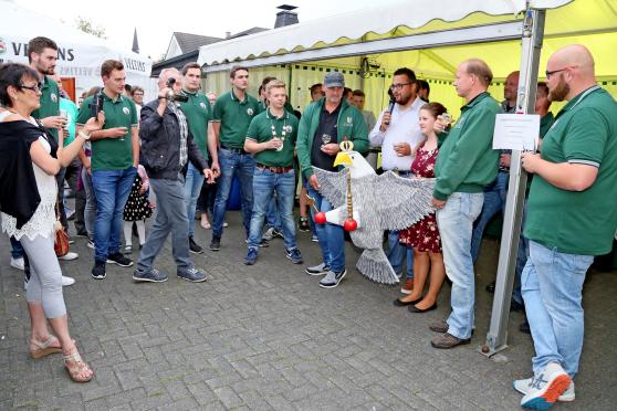 Der amtierende Schützenkönig Benjamin Glowienkowski sowie seine Mitregentin Katrin tauften den von Andreas Westhoff gefertigten Holzadler auf den Namen "Thaddäus". FOTO: ANDREAS DUNKER