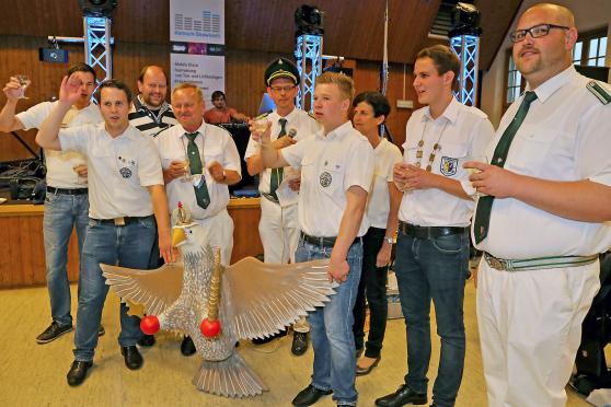 Der aktuelle Jungschützenkönig Joans Siepmann (2. von rechts) neben Jungschützen-Offizier Tobias Belz (rechts) in der Gemeindehalle in Echthausen ARCHIVFOTO: ANDREAS DUNKER