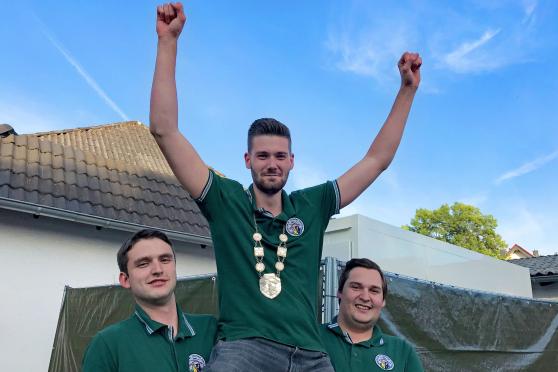 Der neue Jungschützenkönig Niklas Kittling aus Berlin auf den Schultern von Alexander Stute (links) und Jan-Niklas Lübke (rechts) FOTO: ANDREAS DUNKER