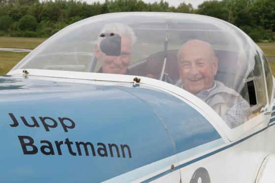 Der Motorsegler des Luftsportclubs (LSC) Arnsberg ist nach Deutschlands ältestem Piloten und Fluglehrer Jupp Bartmann (rechts) benannt – hier zusammen mit Karl-Heinz Timmermann auf dem Flugplatz Arnsberg-Menden (FAM) ARCHIVFOTO: ANDREAS DUNKER