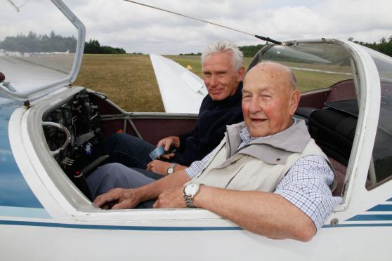 Deutschlands ältester Pilot und Fluglehrer Jupp Bartmann (vorne) – hier zusammen mit Karl-Heinz Timmermann im Motorsegeler des Arnsberger Luftsportclubs (LSC) auf dem Flugplatz Arnsberg-Menden (FAM) ARCHIVFOTO: ANDREAS DUNKER