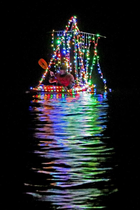 Zweite Lampion-Fahrt des Wickeder Kanu-Clubs: Bund beleuchtetes Boot auf der Ruhr FOTO: ANDREAS DUNKER